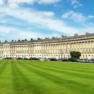Stunning Royal Crescent With 3 Bedrooms Apartment Bath