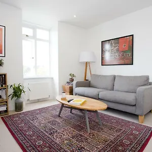 Bright 2 Bedroom - Great Location - Free Parking Apartment Bournemouth